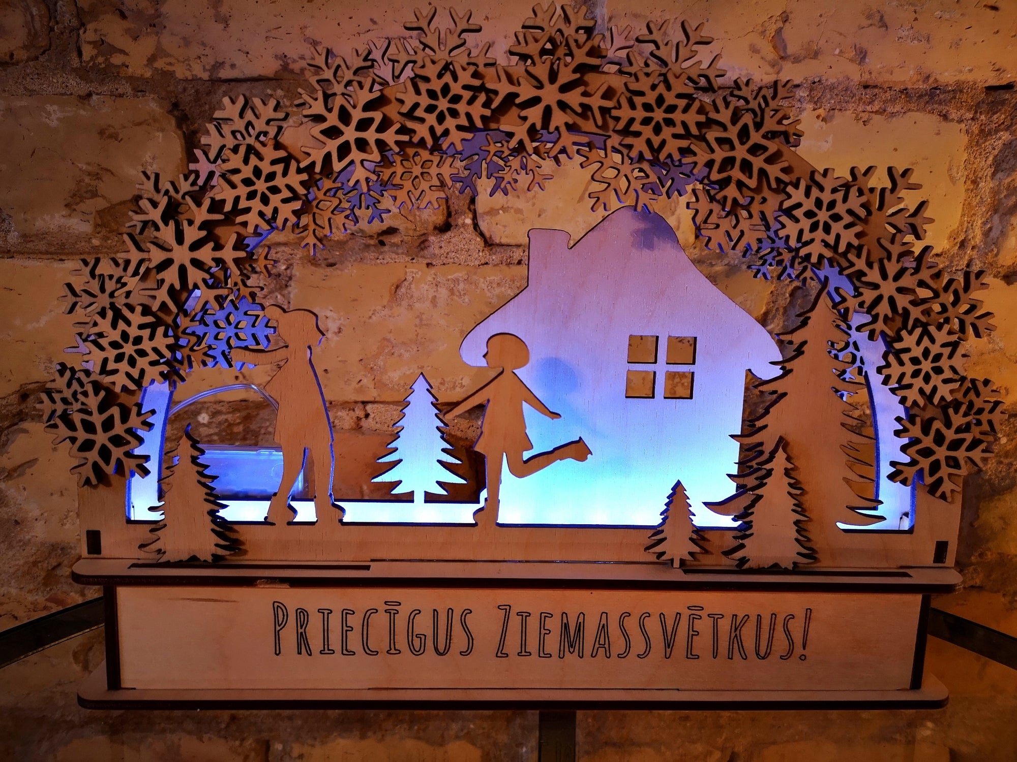 Kokradis gaismas dekors "Slidotājas"