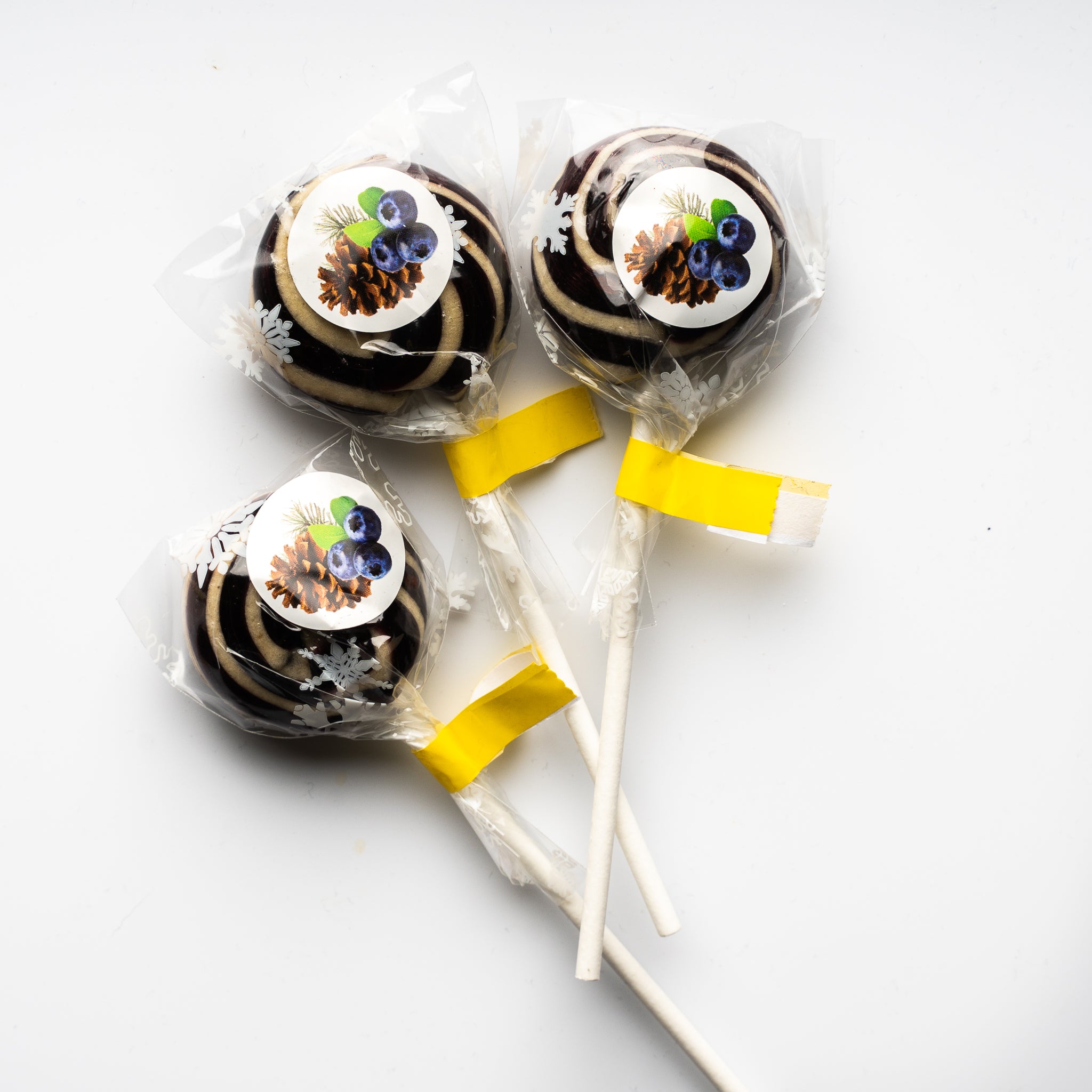 Mītavas čiekurs karameles ar priežu čiekuru sīrupa un melleņu garšu uz kociņa, 20g