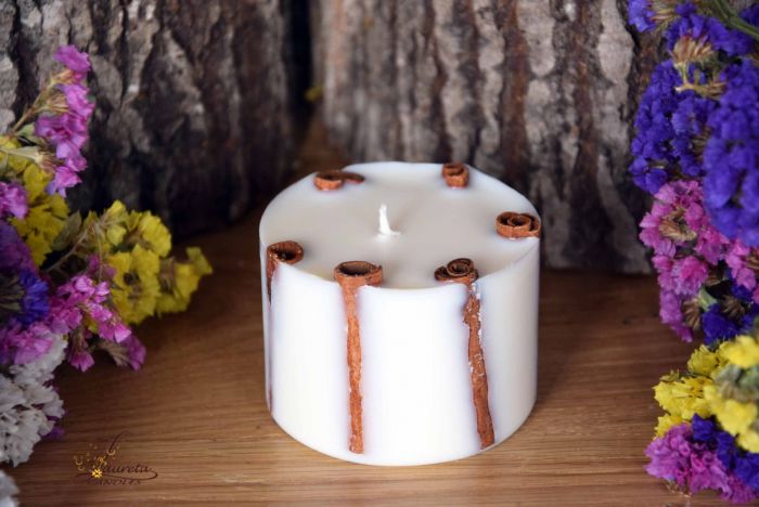 Laureta Candles rapšu vaska svece ar kanēli un krustnagliņas ēterisko eļļu
