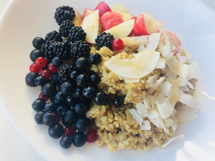 Veselīgās brokastis – KVINOJAS putra ar āboliem un ogām, un ēst negribas līdz pat vakaram!