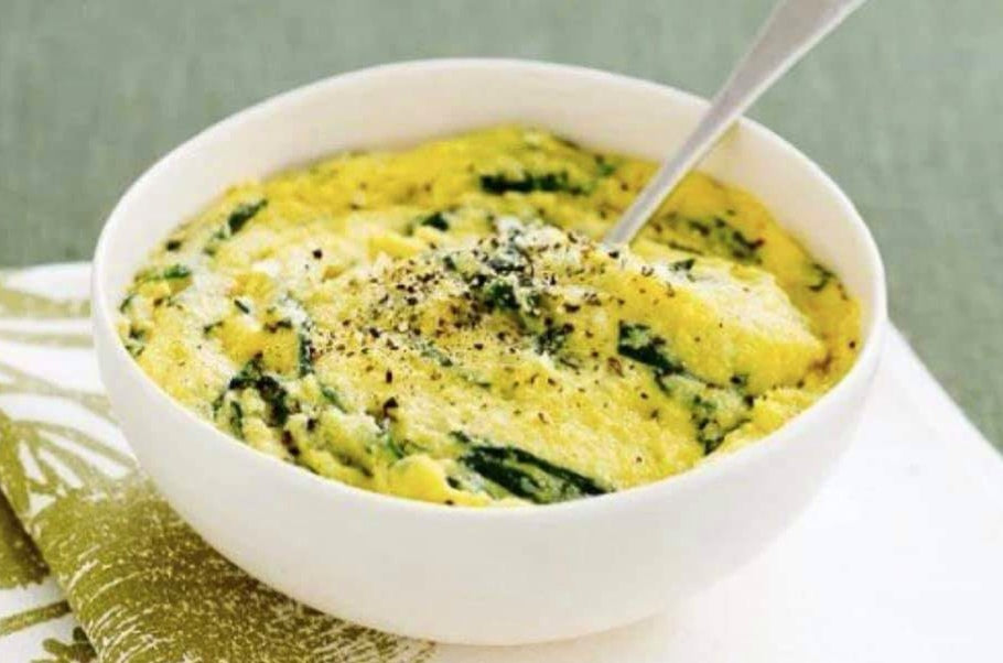 Recepte: kukurūzas mannas (polenta) biezputra ar fetas sieru un spinātiem