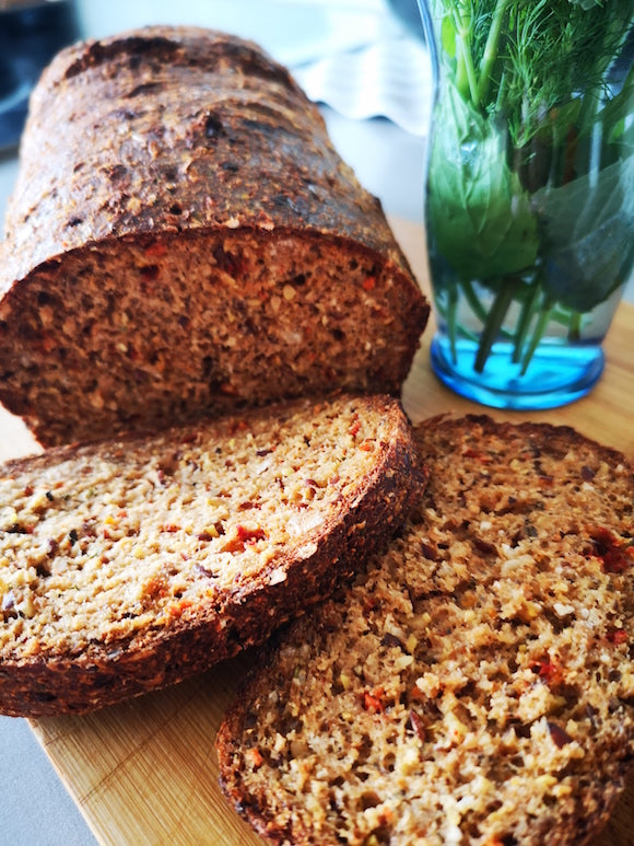 Recepte: Gardā, veselīgā kefīra maize ar ceļtekas pulveri (psyllium) un tomātu pārslām