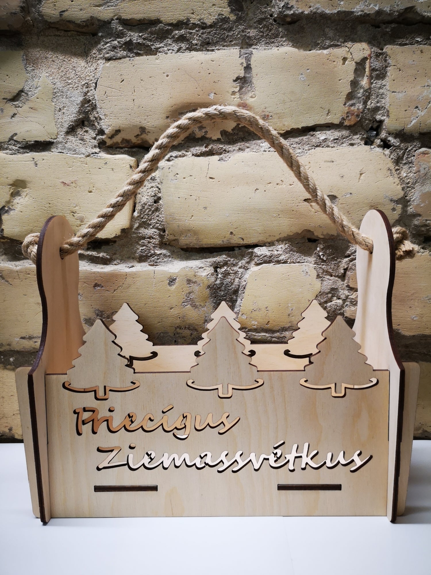 Kokradis koka saldumu kaste ar eglēm