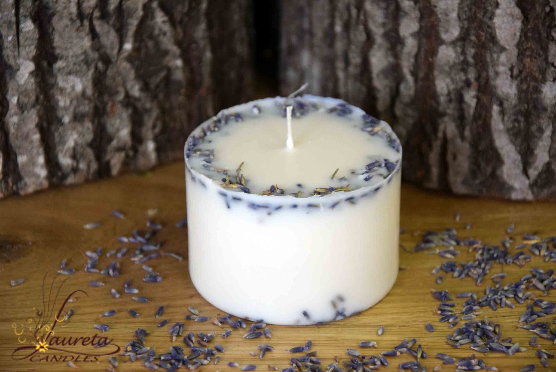 Laureta Candles rapšu vaska svece ar lavandas ziediem bez aromāta